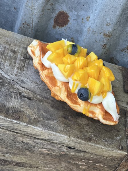 Bakverk / bakelse våffla med grädde och frukt