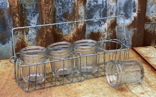Avlång zink korg med handtag och hållare inuti med fyra stycken glas av kraftigare kvalité. Glasen står löst i korgen och passar
