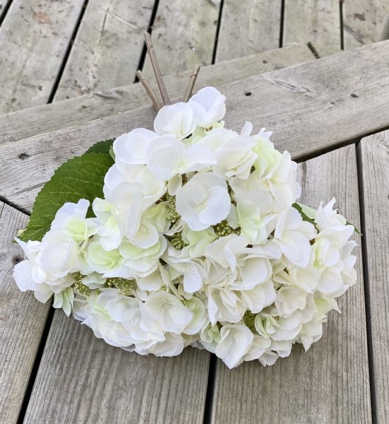 Vit Hortensia i fyllig modell med gröna blad. Välarbetad och verklighetstrogen konstblomma. I kvist/gren modell om en blomma omg