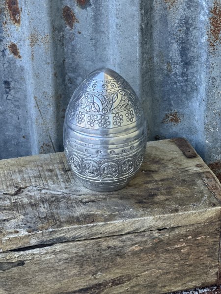 Ägg "påskägg" silver färgad i orientalisk hamrad plåt