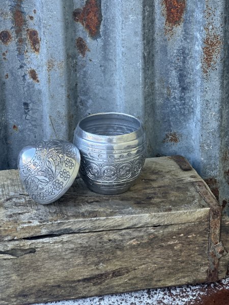 Ägg "påskägg" silver färgad i orientalisk hamrad plåt