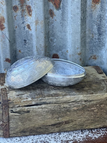 Ägg påskägg liggande modell i silver färgad hamrad plåt