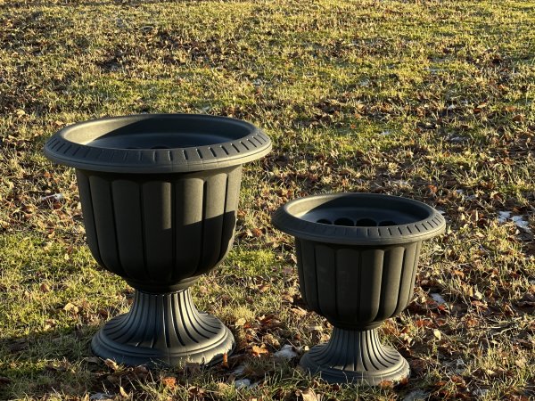 Klassisk urna / kruka på fot i svart hård plast