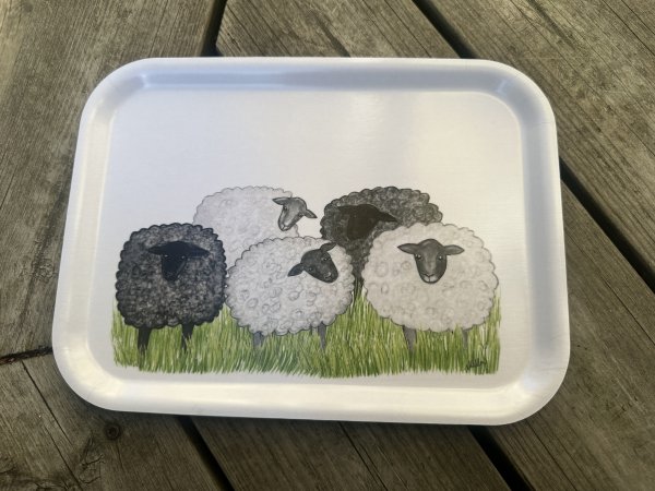 Vit bricka med får designad Camilla Ståhl