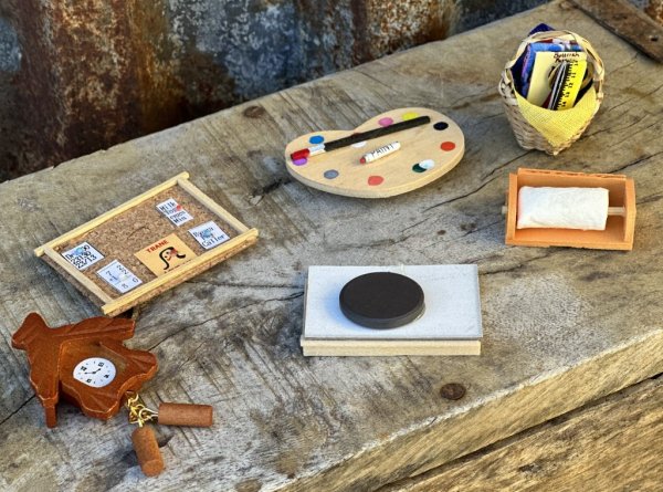 Kylskåpsmagneter formade som små miniatyrer i tittskåps / dockskåps storlek. Finns i flera olika modeller. -Korg med sy saker -H