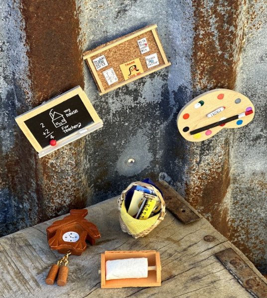 Kylskåpsmagneter formade som små miniatyrer i tittskåps / dockskåps storlek. Finns i flera olika modeller. -Korg med sy saker -H