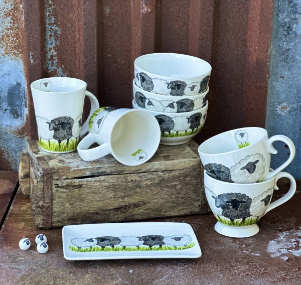 Gulligt och livfullt porslin med får