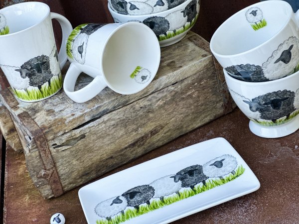 Gulligt och livfullt porslin med får