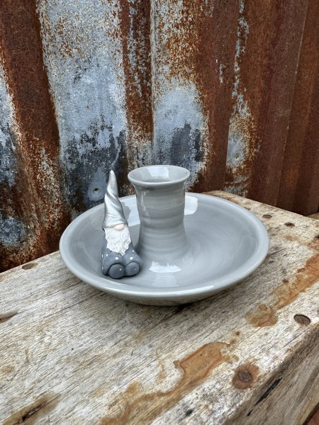Grå ljusstake med kant dekorerad med en liten tomte Designad Ruth Vetter