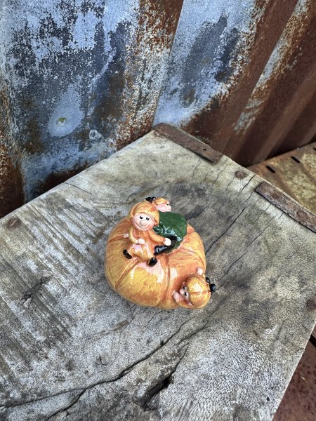 Pumpa barn med orange pumpa Designad Camilla Ståhl