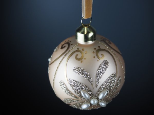 Vacker och elegant julgranskula i champagne med prismor