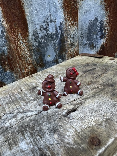Små söta pepparkaksgubbar och gummor att dekorera med 