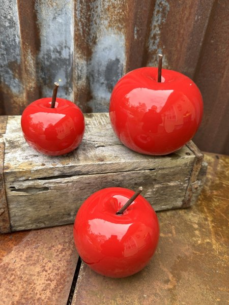 Rött äpple i porslin