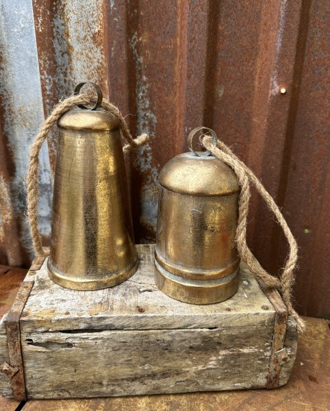 Stor klocka / Bjällra i antik guld med jutesnöre