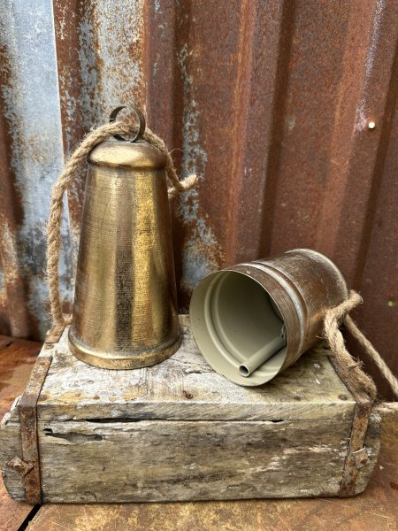 Stor klocka / Bjällra i antik guld med jutesnöre