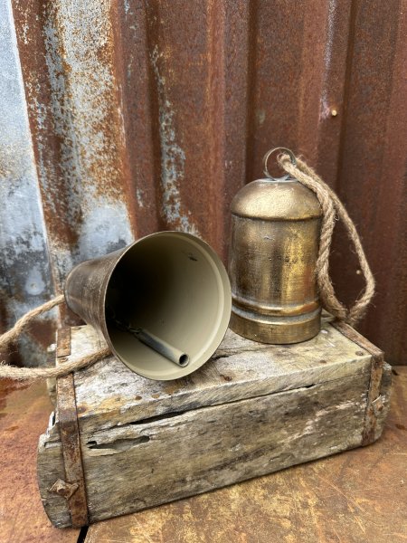 Stor klocka / Bjällra i antik guld med jutesnöre