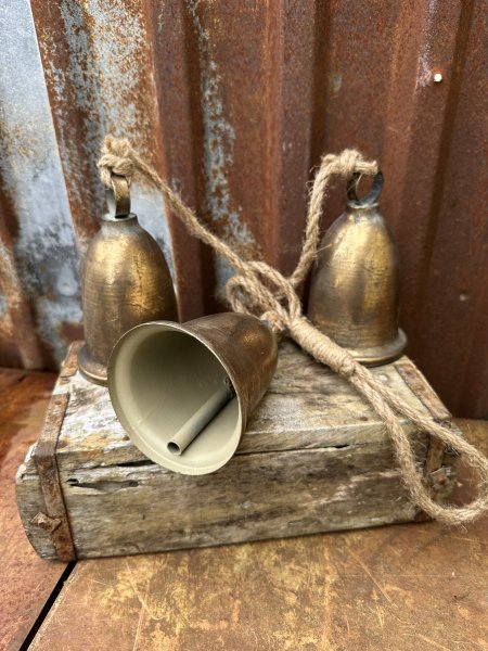 Klocka / Bjällra i antik guld tre stora i klase