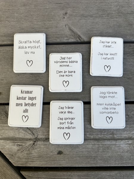 Vit kylskåpsmagnet med text och hjärta 