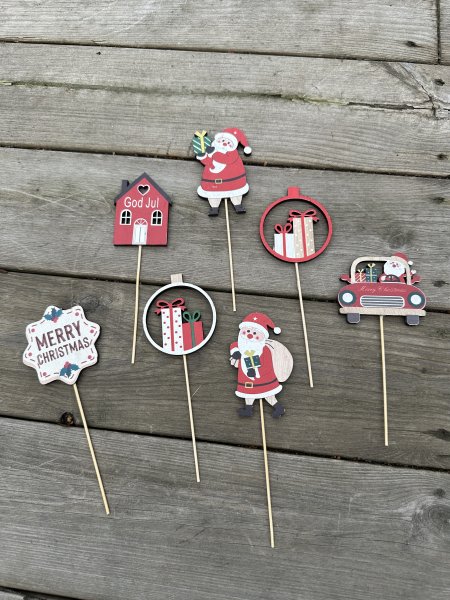 Julfigurer på pinne att dekorera med