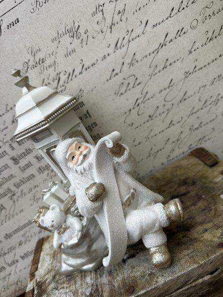 Vacker och elegant vit tomte med önskelista och belysning