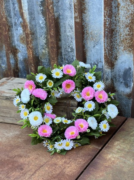Sommar krans med rosa blommor och gröna blad 