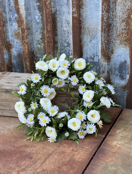 Sommar krans med vita blommor och gröna blad 