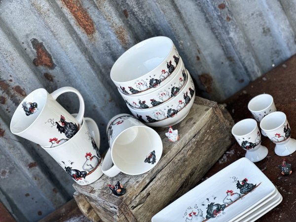 Gulligt och livfullt porslin med hönor