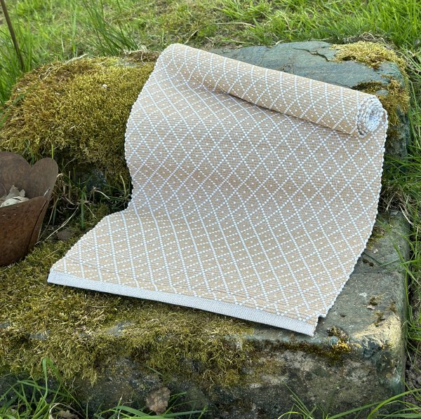 Längre löpare Ella i vitt och sand beige