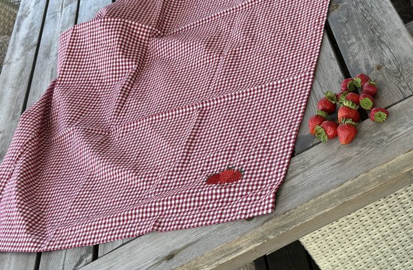 Röd och vit rutig duk med broderade jordgubbar 