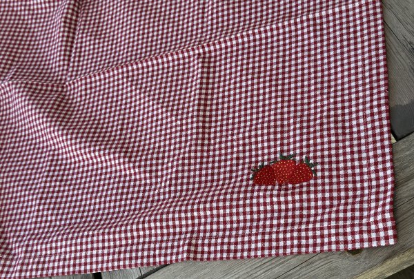 Röd och vit rutig duk med broderade jordgubbar 