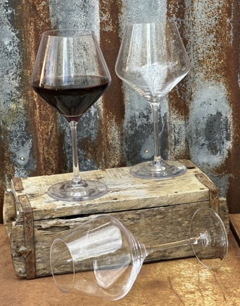 Vinglas på fot Revolution Mature. I pack om sex stycken glas i kurvig väl designad modell som är genomtänkt för vinets rundhet o