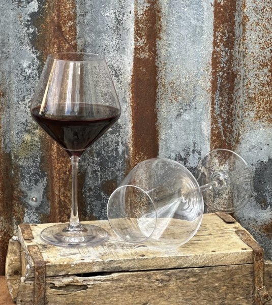 Vinglas på fot Revolution Mature. I pack om sex stycken glas i kurvig väl designad modell som är genomtänkt för vinets rundhet o