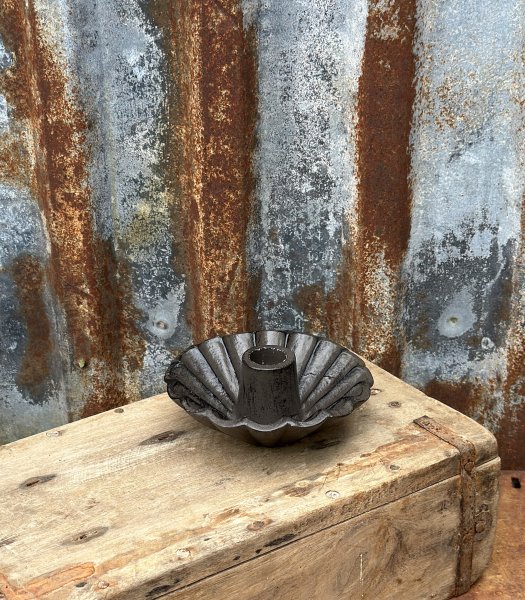 Ljusstake i järn med veckad kant