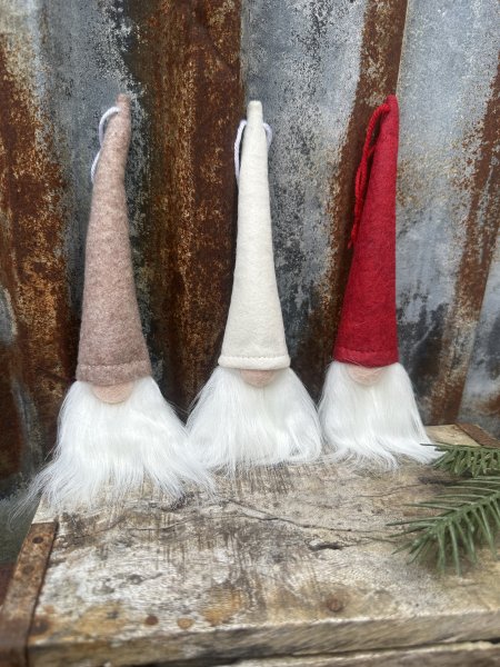 Hängande tomte i filt med hög luva 