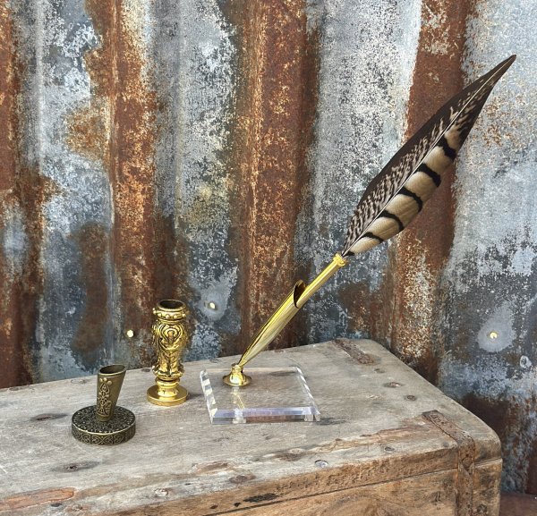 Vacker hållare i guld till pennor och fjäderpennor 