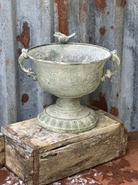 Antik uran på fot med handtag och fågel