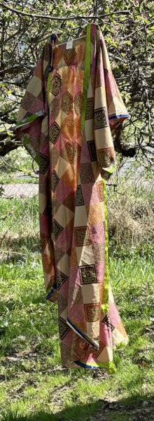 Vacker indisk kimono i vackra nyanser. Tillverkad i vackert återvunnet tyg från Indiska kvinnors sarier säljes i förmån att stär