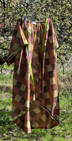 Vacker indisk kimono i vackra nyanser. Tillverkad i vackert återvunnet tyg från Indiska kvinnors sarier säljes i förmån att stär