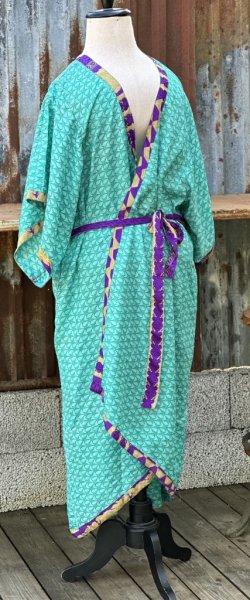 Vacker indisk kimono i turkosa nyanser. Tillverkad i vackert återvunnet tyg från Indiska kvinnors sarier säljes i förmån att stä