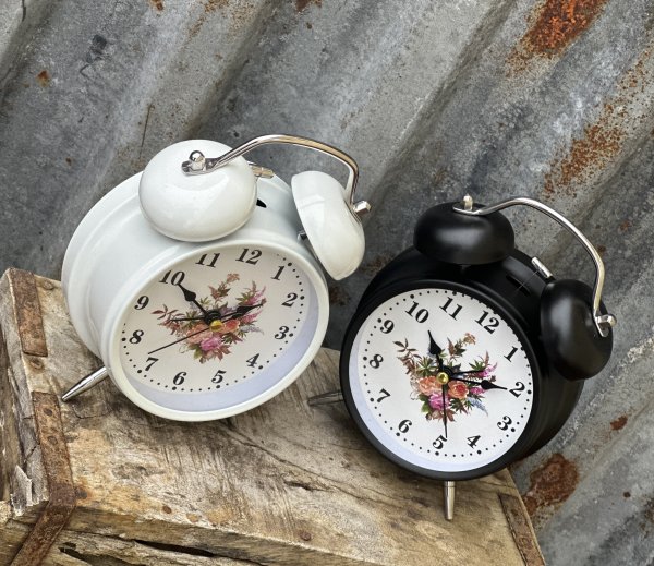 Väckarklocka i klassisk vintage modell med rosor