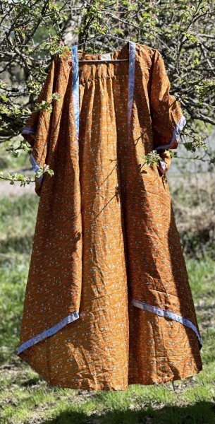 Vacker indisk kimono i orangea nyanser. Tillverkad i vackert återvunnet tyg från Indiska kvinnors sarier säljes i förmån att st
