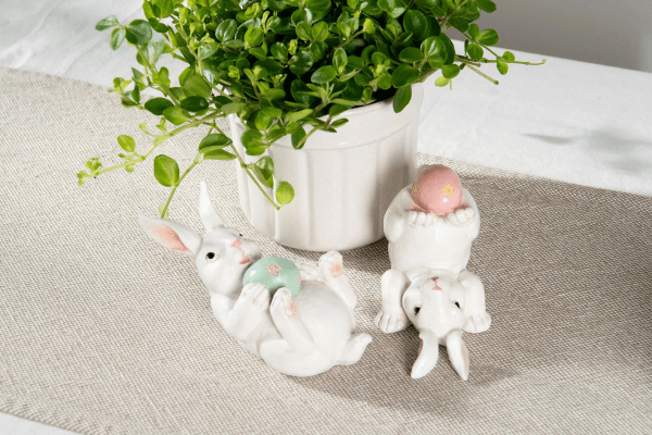 Vit kanin med pastell ägg 
