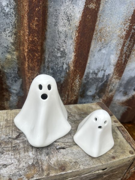 Vitt spöke i porslin att dekorera med Halloween 