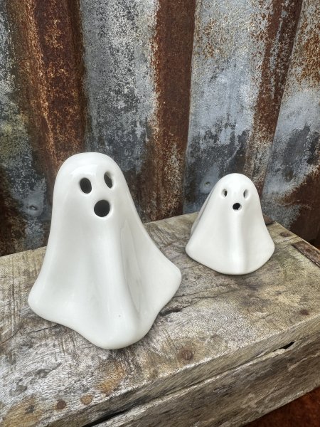 Vitt spöke i porslin att dekorera med Halloween 