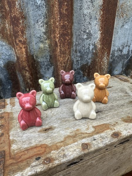 Söt nalle i porslin att dekorera med 