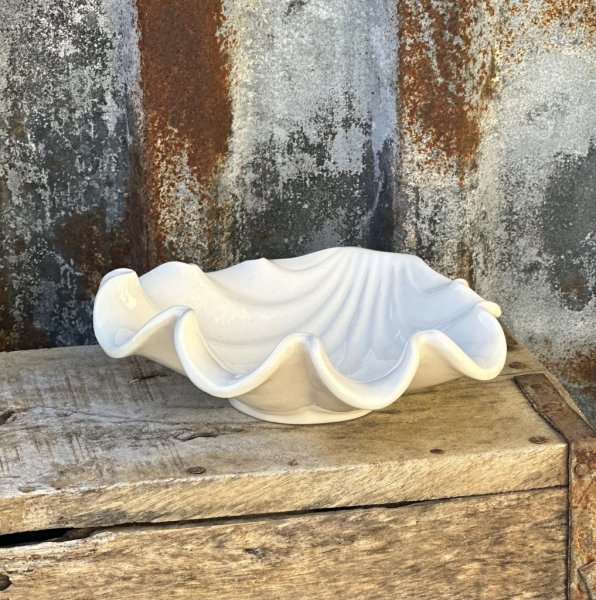 Skål snäcka i vacker vit modell med lätt djup. För förvaring och dekoration till smycken, godis, en blomma eller annat vackert.