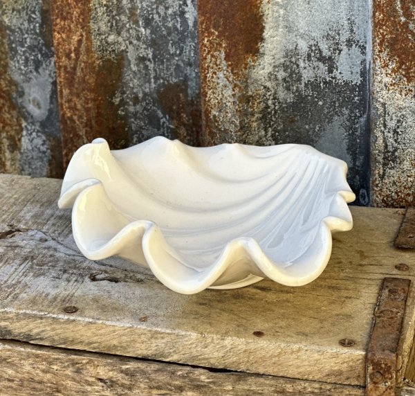 Skål snäcka i vacker vit modell med lätt djup. För förvaring och dekoration till smycken, godis, en blomma eller annat vackert.