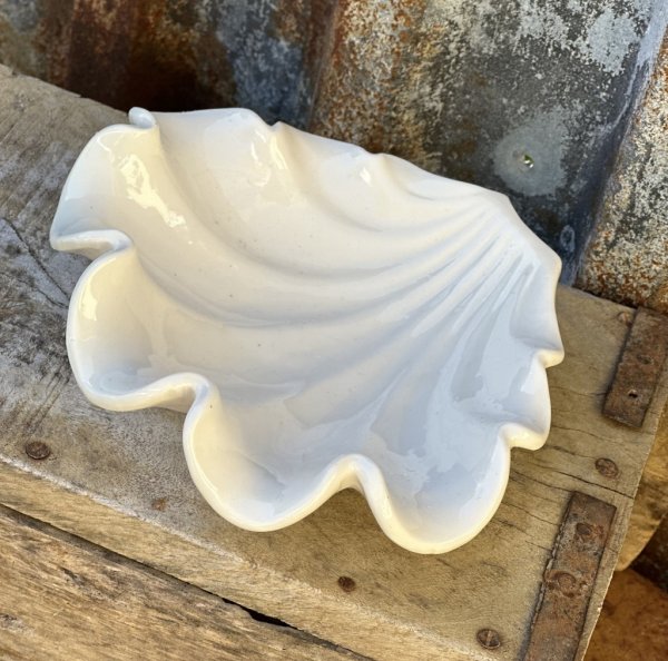 Skål snäcka i vacker vit modell med lätt djup. För förvaring och dekoration till smycken, godis, en blomma eller annat vackert.