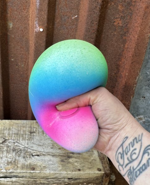 Stor regnbågsfärgad squeeze boll 