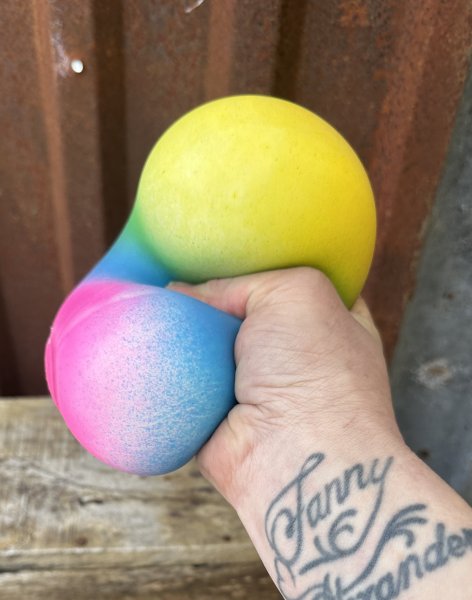 Stor regnbågsfärgad squeeze boll 